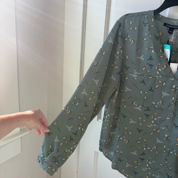 Hawthorn NWT Sage Green Floral Printed Long Sleeve Blouse Size L - Picture 3 of 4